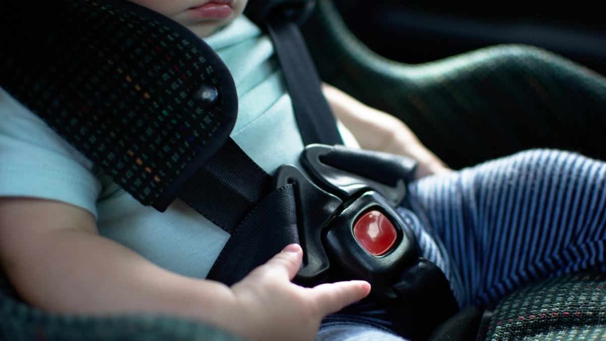 un enfant dans un siège auto