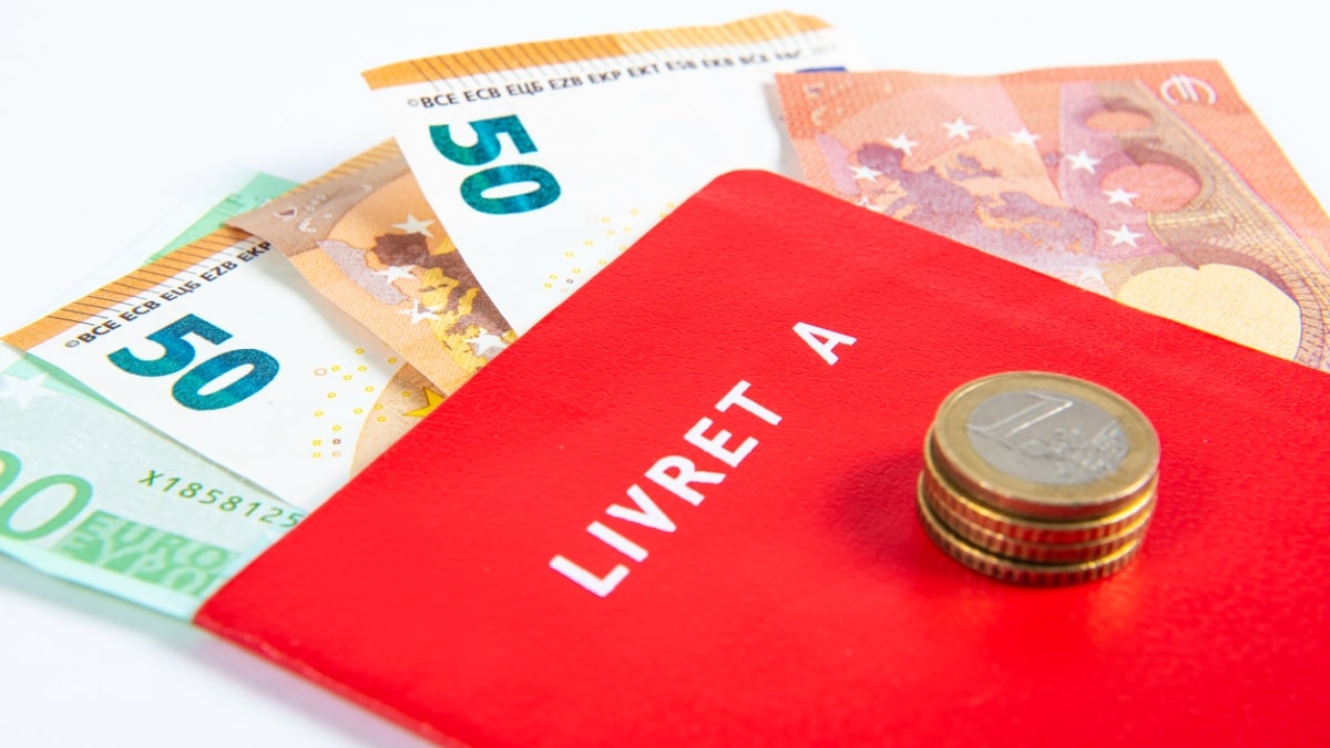 un-livret-a-avec-des-billets-dedans