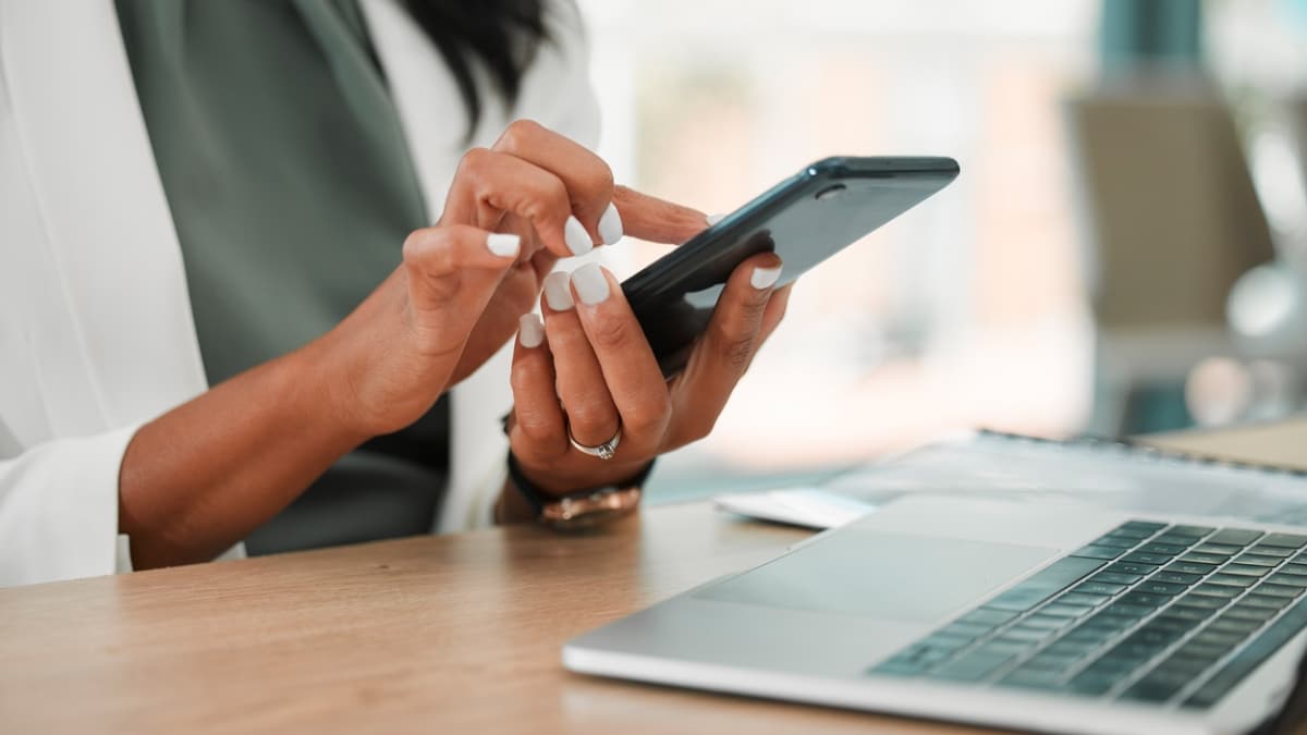 Une dame qui écrit sur son téléphone