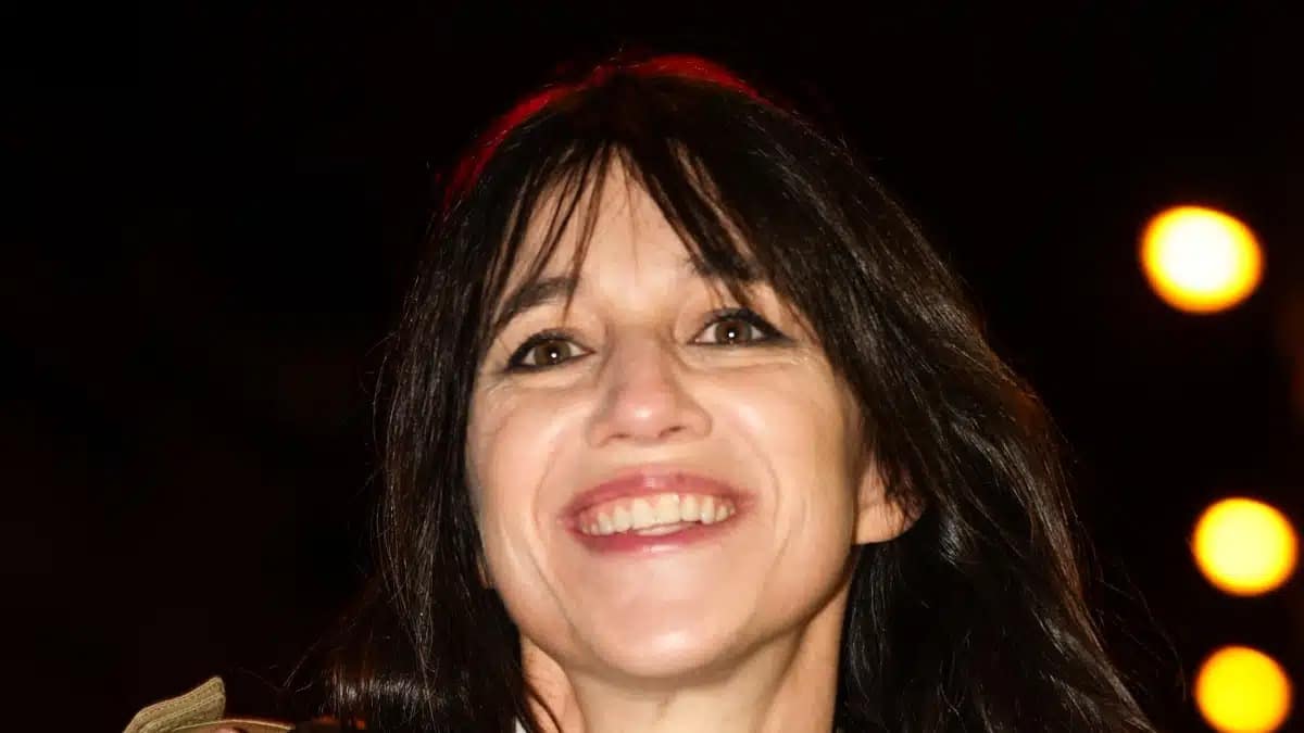 Charlotte Gainsbourg souriante