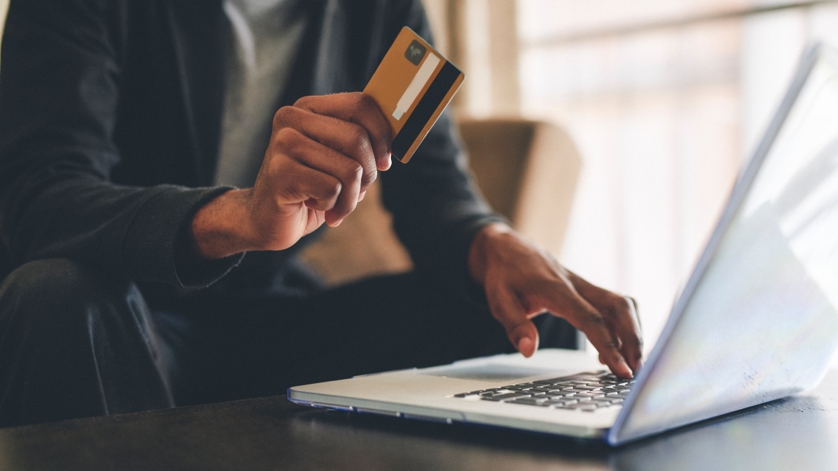 Un homme avec une carte bancaire