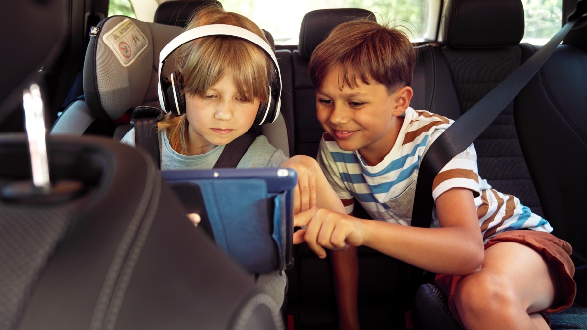 Des enfants en voiture