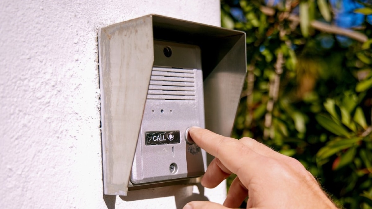 Un homme qui sonne a l'interphone