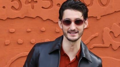 Pierre Niney lors du défilé Lacoste à Roland-Garros, le 5 mars 2024