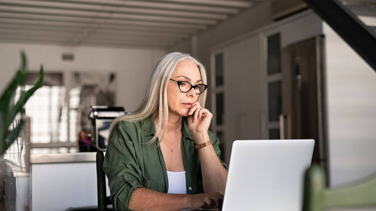 Une femme, dans l'attente de son salaire.