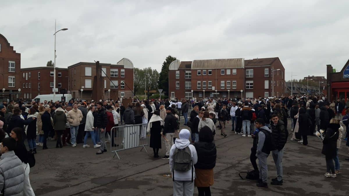 Le rassemblement qui a précéde la marche blanche organisée à Grande-Synthe en hommage à Philippe C