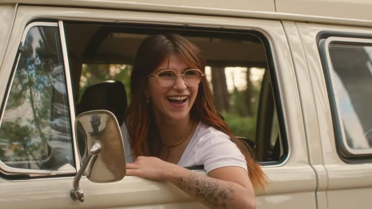 Margot Abate dans son clip pour Le Tour du Monde