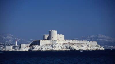 La fameuse prison du Comte de Monte-Cristo, sur l'ile d'If face au port de Marseille.