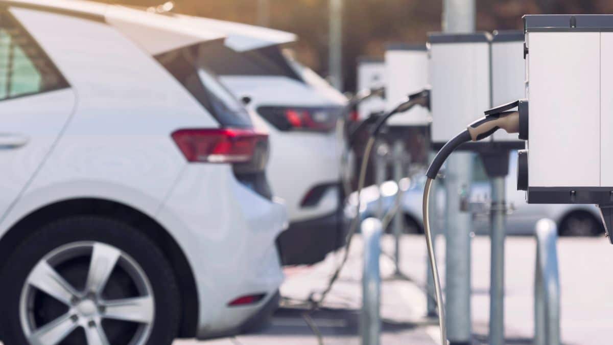 Brancher une voiture électrique sur l'autoroute a un coût