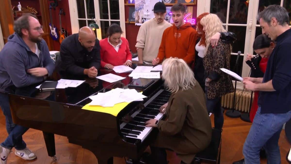 Pierre Garnier et Julien Lieb entourés des profs de la Star Academy 11