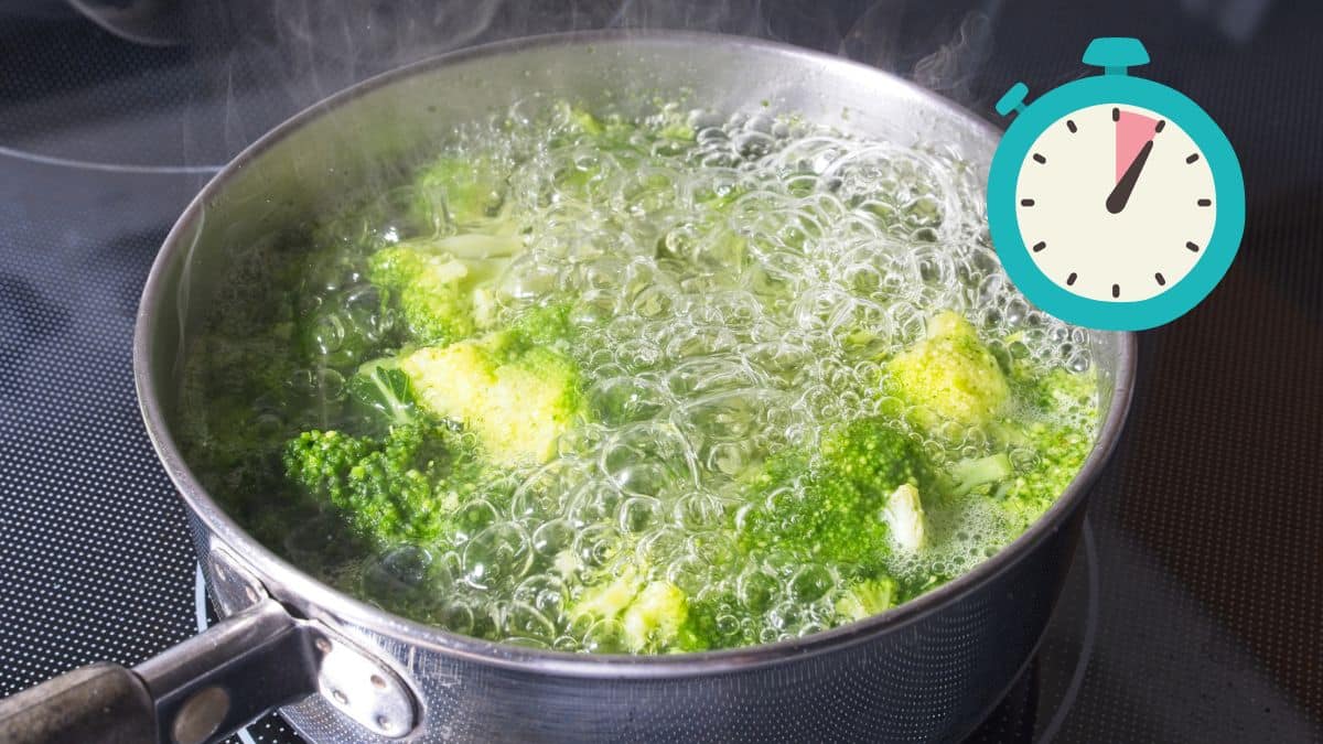 Des légumes blanchissent dans une casserole.