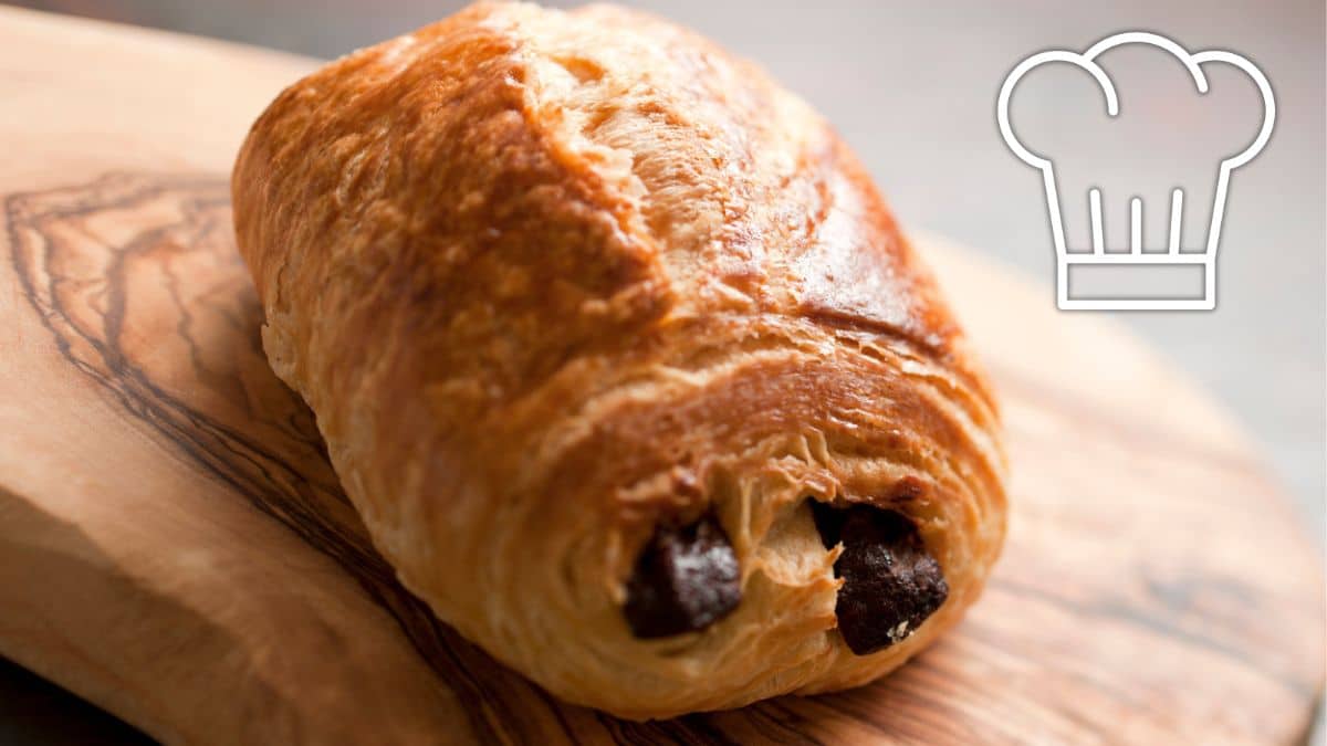 Un pain au chocolat bien doré