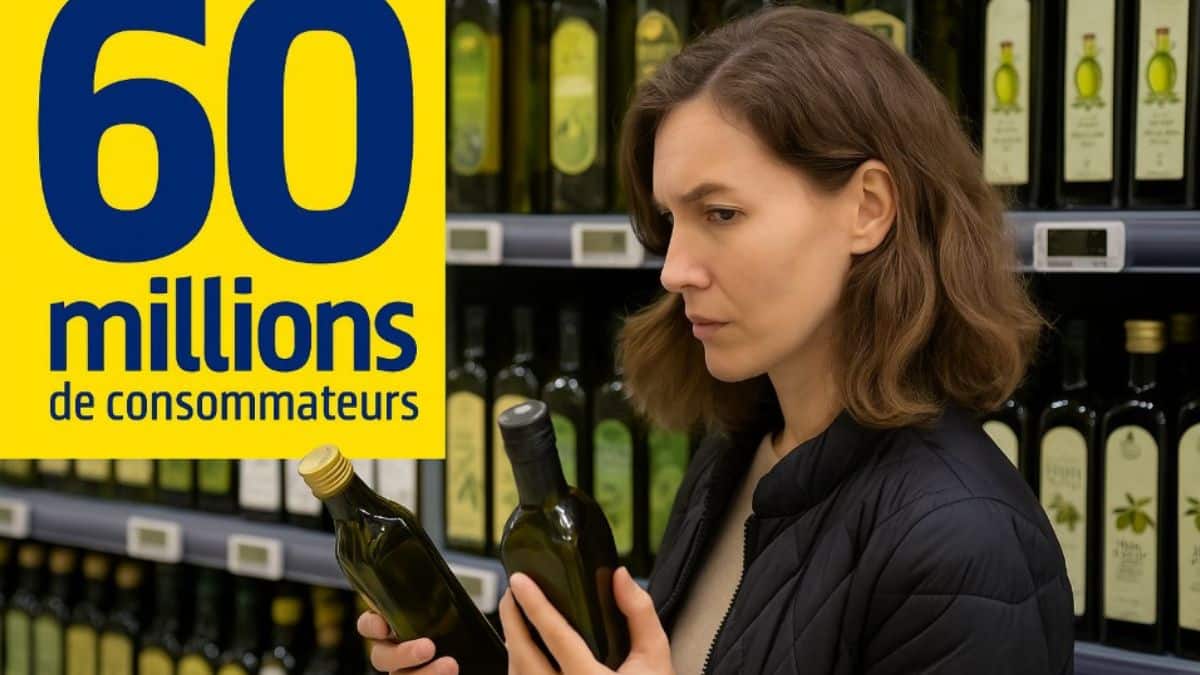 Une femme compare deux bouteilles d’huile d’olive dans un rayon de supermarché, avec le logo de 60 Millions de consommateurs en surimpression.