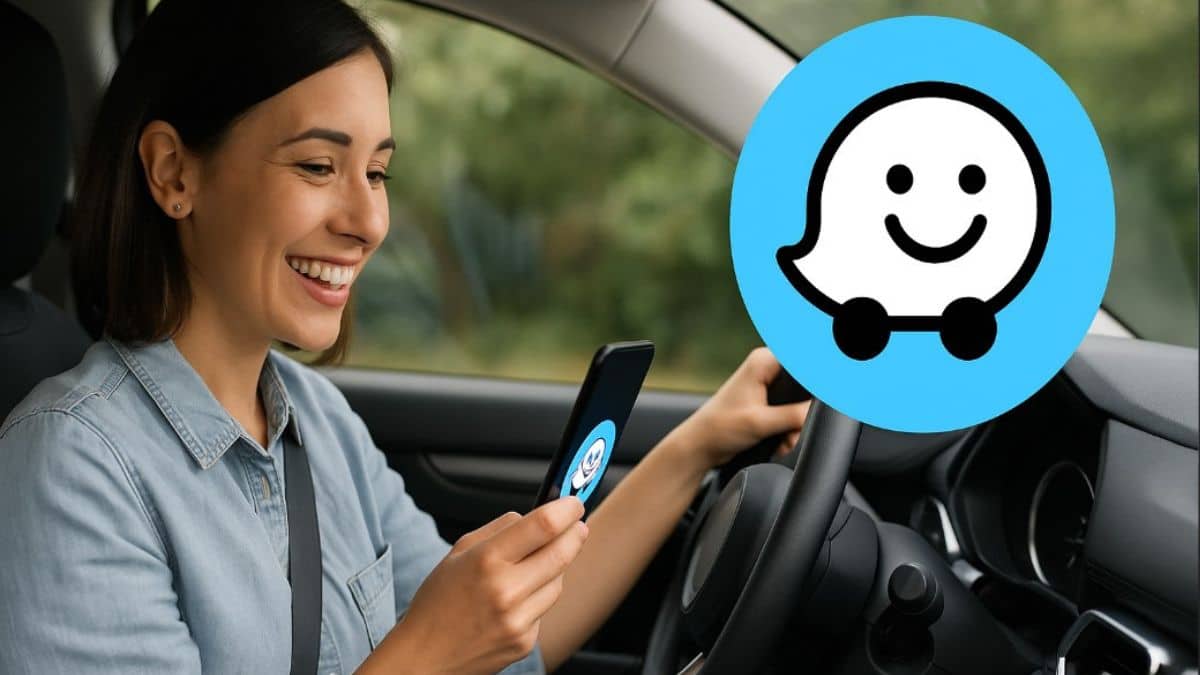 Une femme souriante utilise l’application Waze sur son téléphone en conduisant sa voiture.