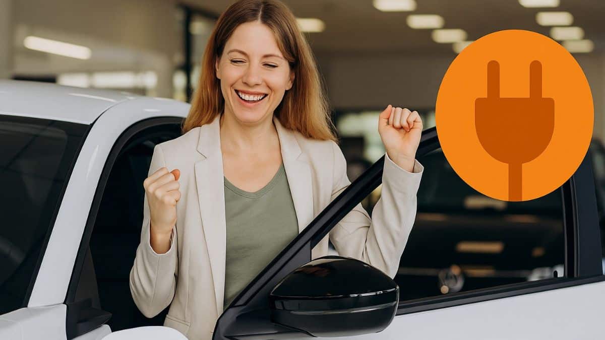 Une femme souriante choisit une voiture électrique dans une concession, avec un symbole orange de prise électrique.