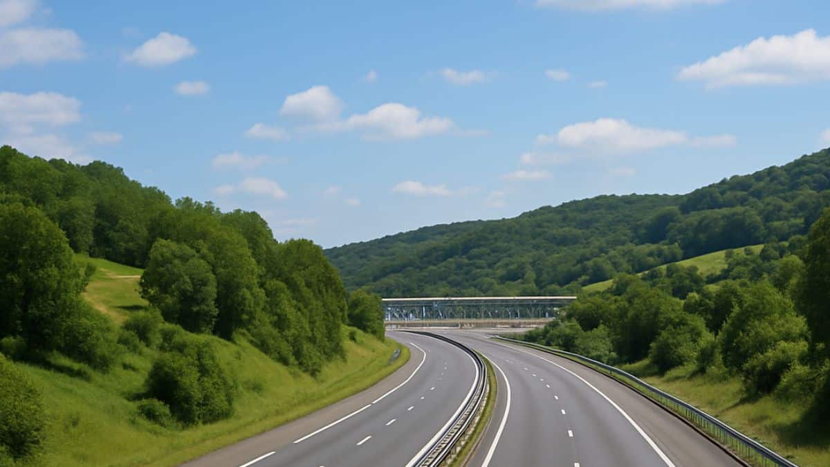Une autoroute déserte en France