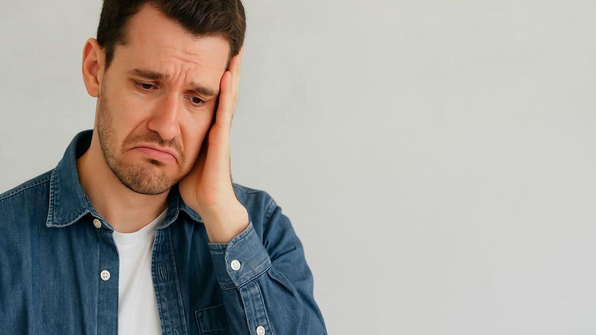 Homme déçu après avoir appris la baisse du taux du Livret A.