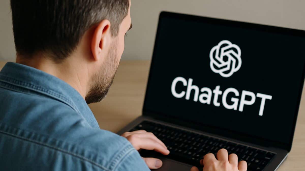 Un homme utilise ChatGPT