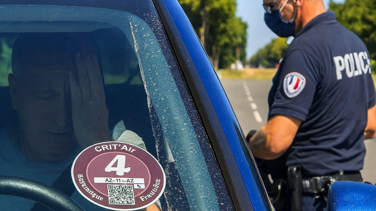 Conducteur arrêté sous la canicule par la police à cause d’une vignette Crit’Air 4 sur son pare-brise.