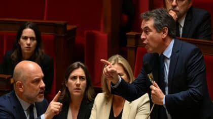 Des parlementaires débattent avec véhémence à l’Assemblée nationale sur le budget 2026