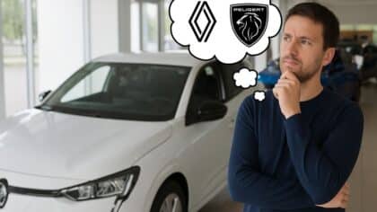 Homme en concession automobile hésitant entre Renault et Peugeot pour l’achat d’une voiture électrique.