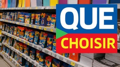 Un rayon de fournitures scolaires avec le logo UFC-Que Choisir visible au premier plan.