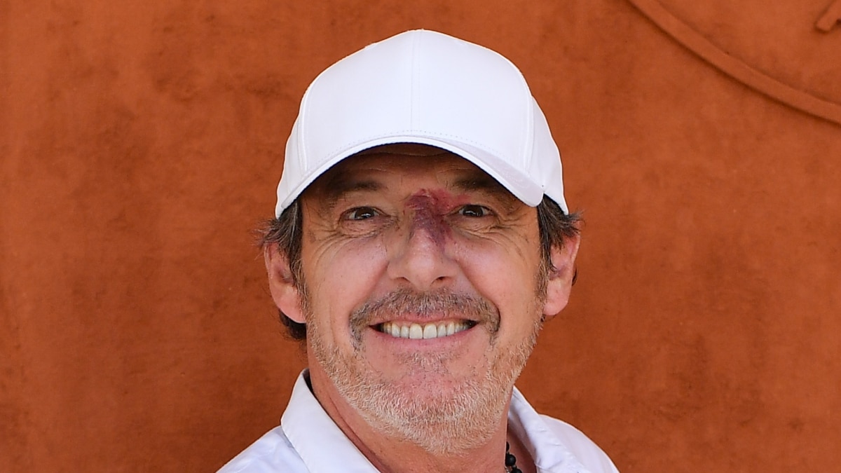 Jean-Luc Reichmann souriant avec une casquette