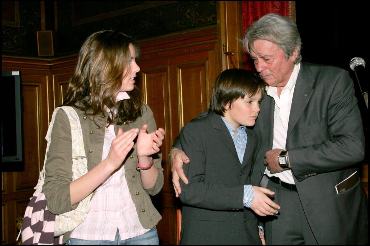 Alain Delon le jour où il a reçu la médaille de la Ville de Paris en 2006, avec ses enfants Anouchka et Alain-Fabien