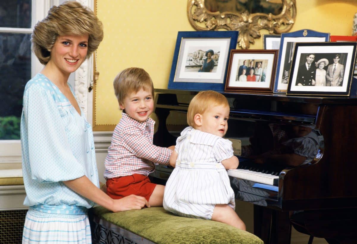 La Princesse Diana, au piano avec ses deux fils, Harry et William, en 1985.