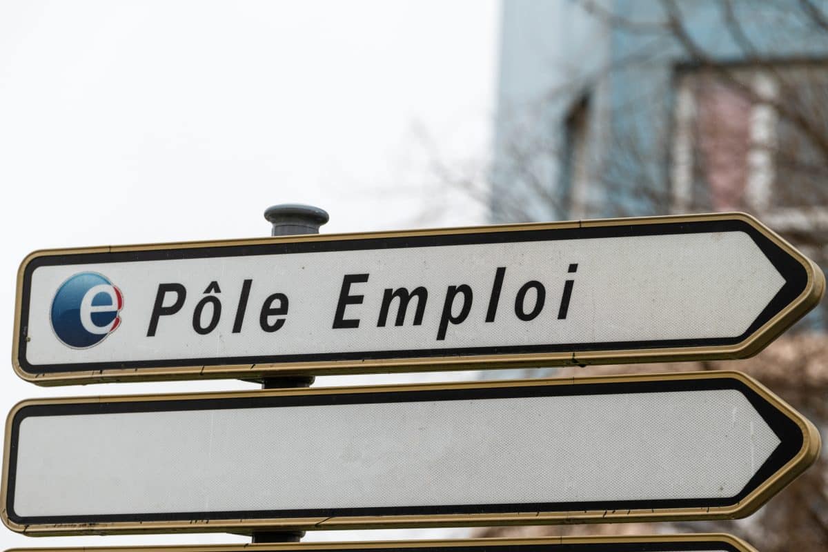 Un panneau indiquant la direction de Pôle emploi, l'organisme qui verse les allocations chômage.