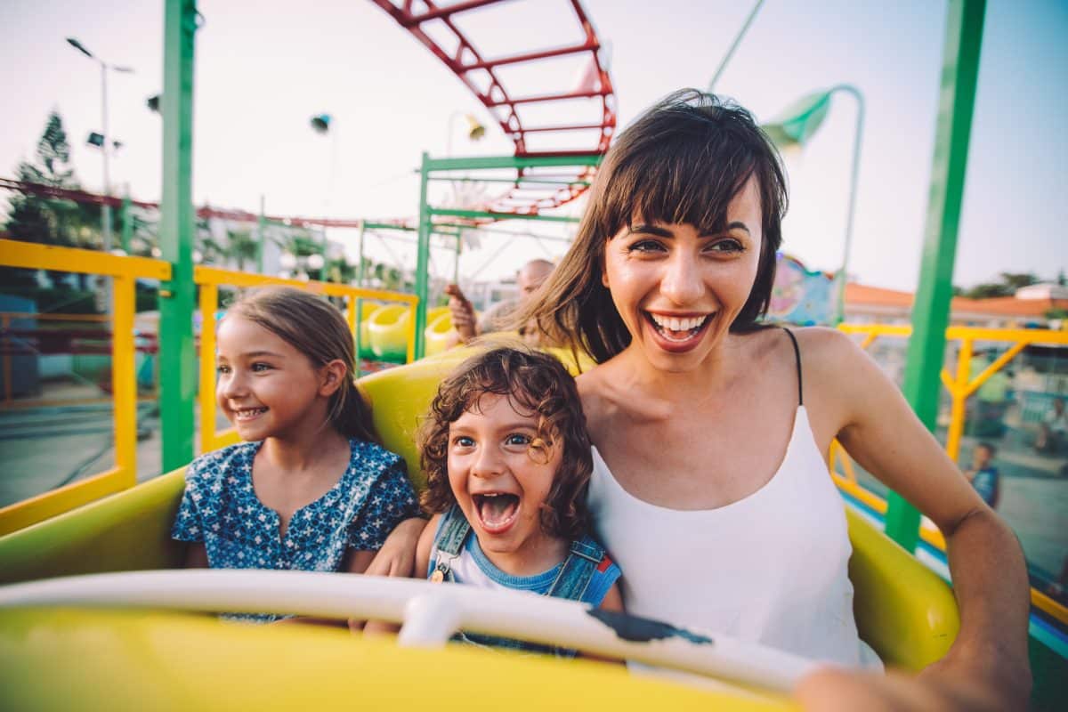 Une famille au parc d'attraction grâce aux chèques vacances
