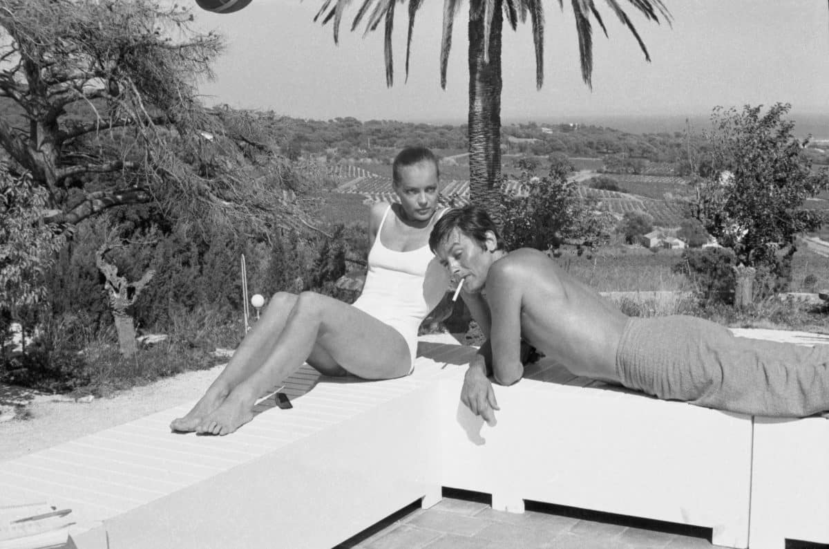 Romy Schneider aux côtés d'Alain Delon, sur le tournage de la Piscine en 1968.
