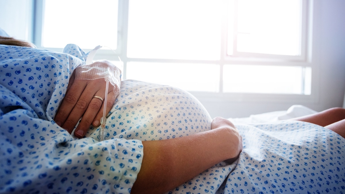 Femme enceinte allongée à l’hôpital