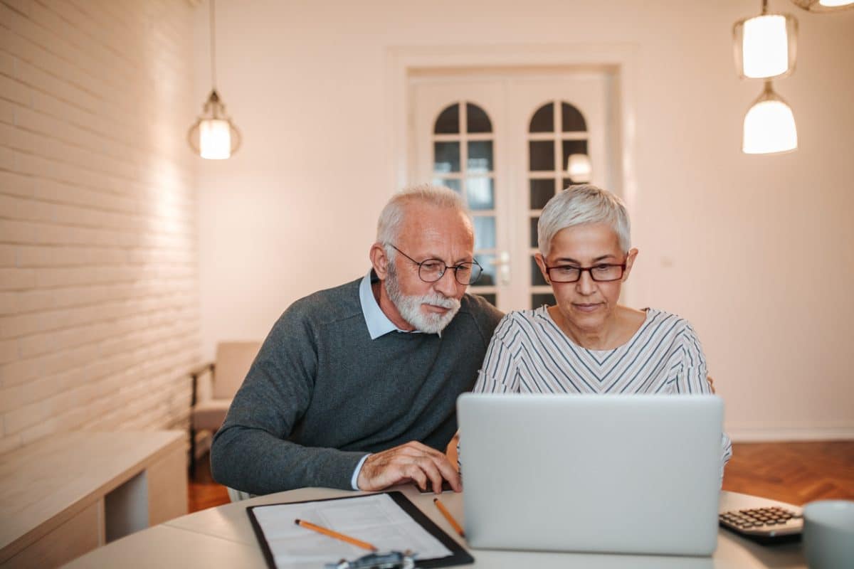 Appel à témoignages Couple de retraités, surfant sur internet