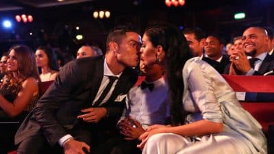 Cristiano Ronaldo et Georgina Rodriguez s’embrassassent