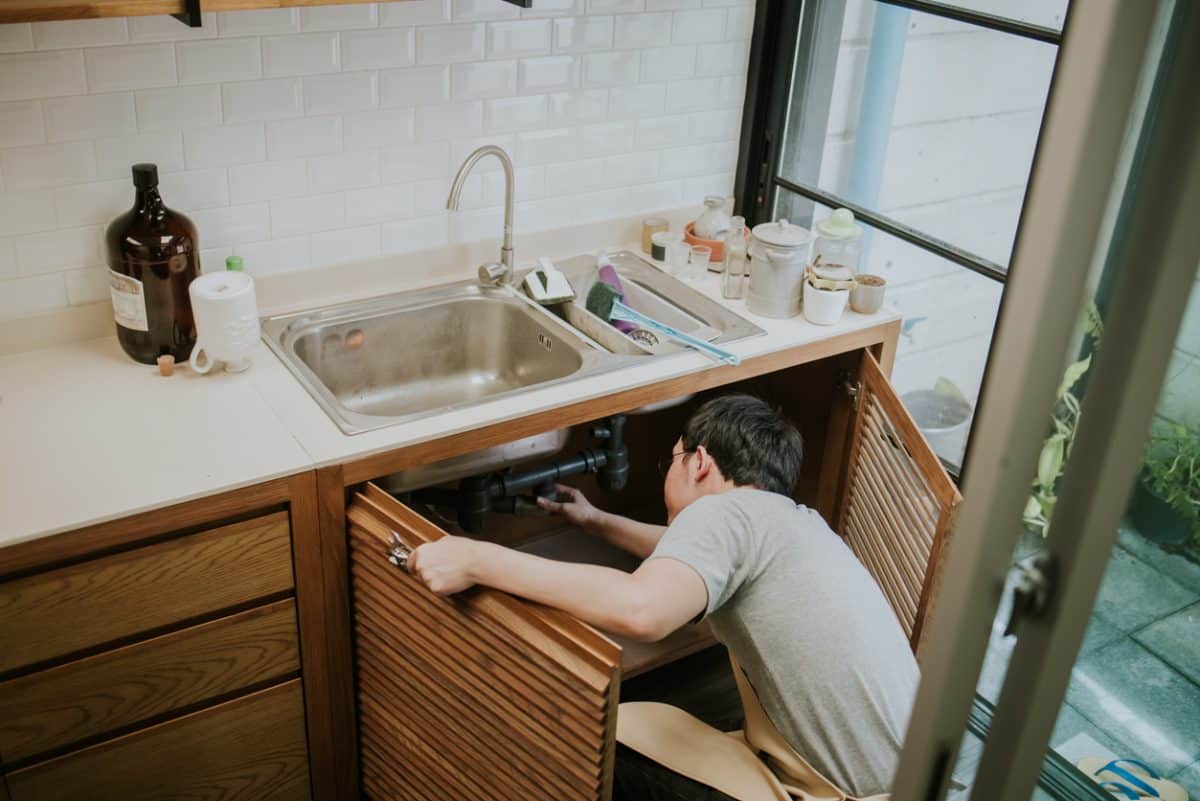 6 astuces pour déboucher un évier ou un lavabo soi-même