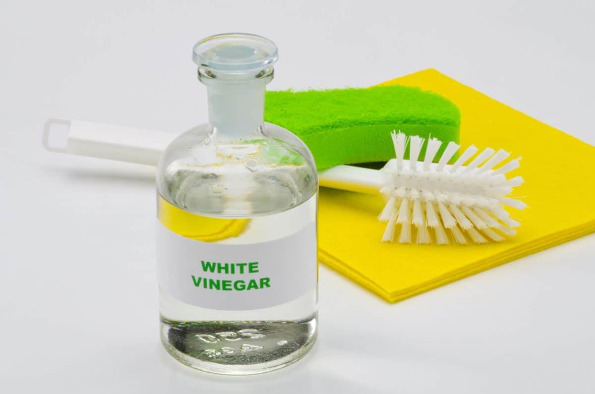 Détachants textiles : le vinaigre blanc et le bicarbonate sont-ils vraiment efficaces ?