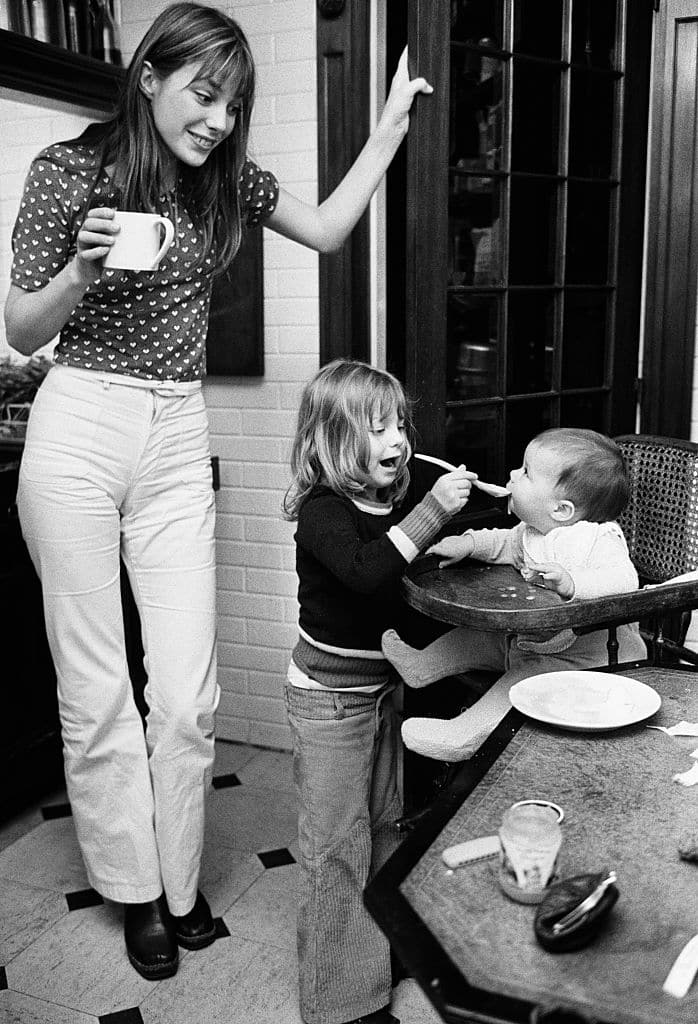Jane Birkin avec sa fille aînée, et Charlotte, l'enfant de Serge Gainsbourg.