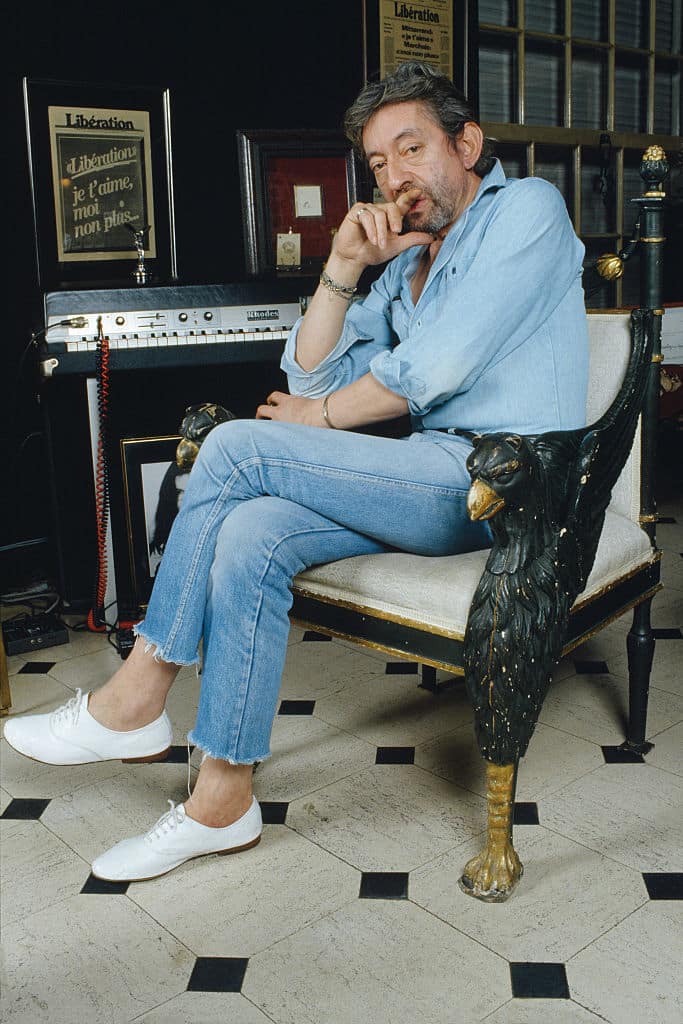 Serge Gainsbourg dans son salon rue de Verneuil en 1987