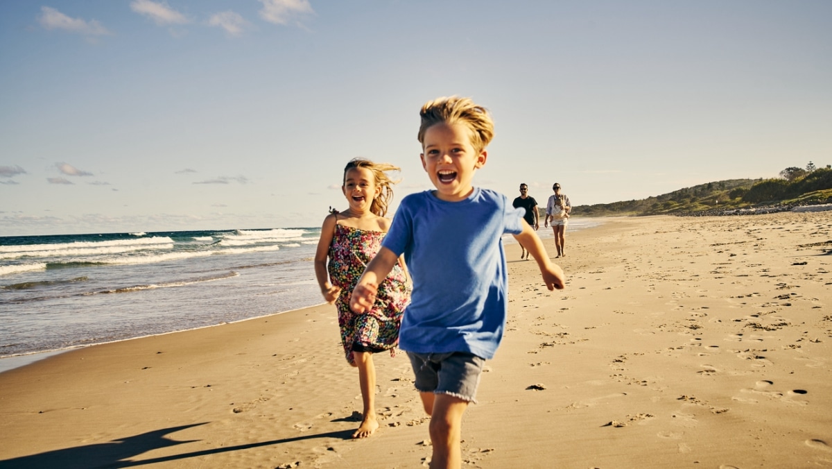 Deux enfants qui courent sur la plage