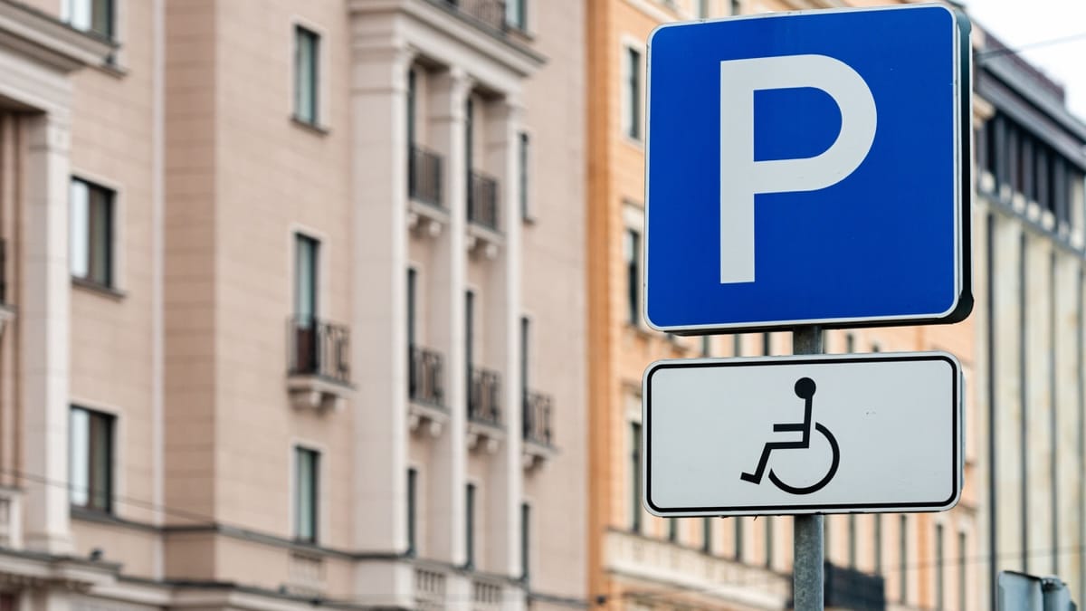 Place de parking pour personnes handicapées