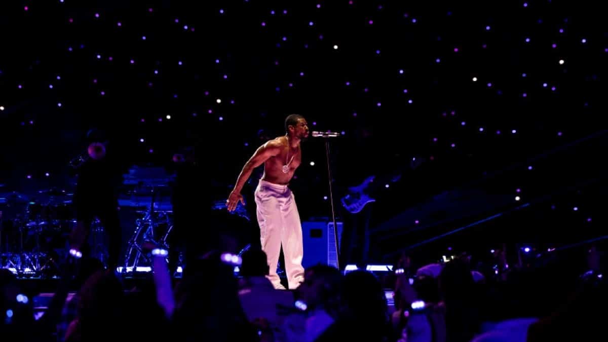 Usher sur scène au Super Bawl 2024