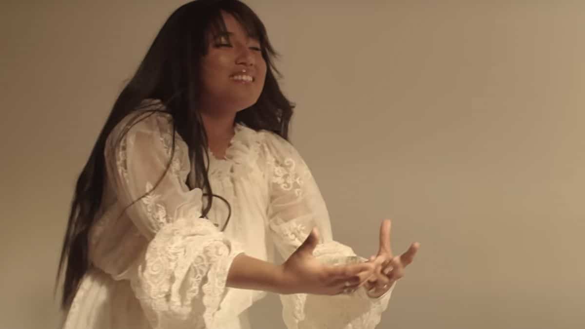 Anisha Jo dans le clip de sa chanson Automne