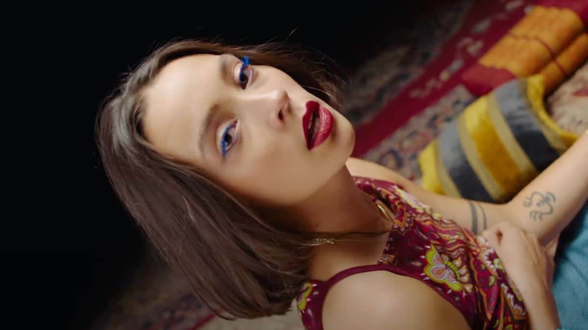 Carla de Coignac, dans le clip de son single Les filles