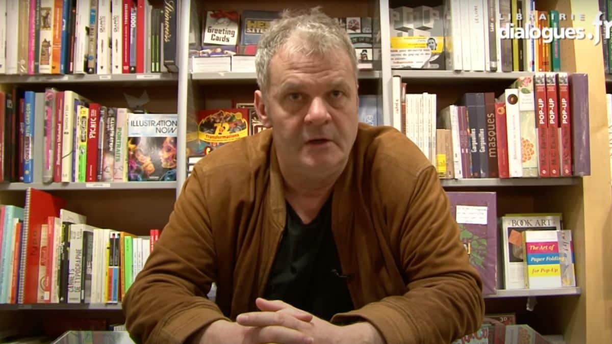 Frank Darcel lors d'une interview en 2013 à la librairie Dialogues
