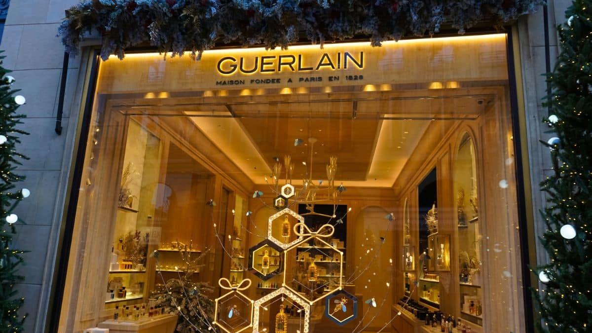 La vitrine d'une boutique Guerlain à Paris, place Vendôme