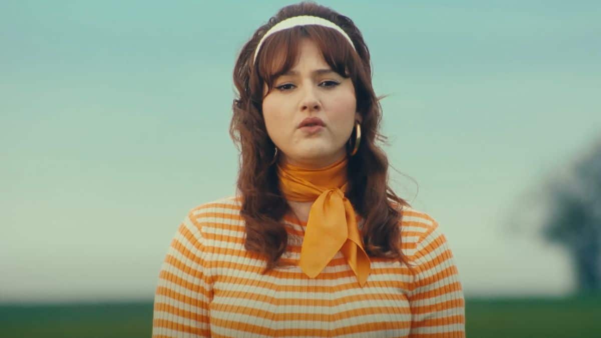 Paola Perrin dans le clip de la chanson Belle